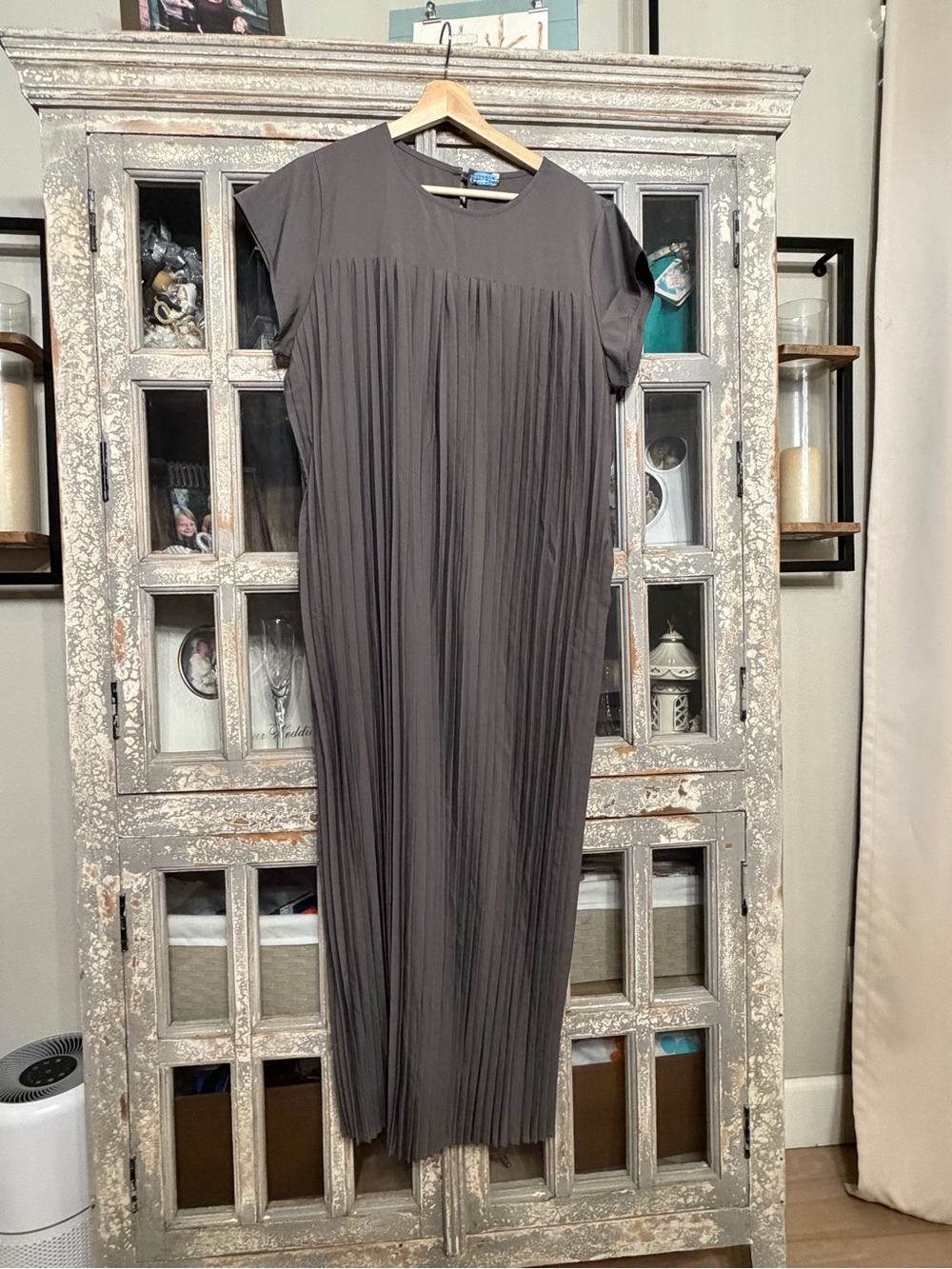 Maxi dress women’s size medium. Has pockets. Super cute. New without tags.